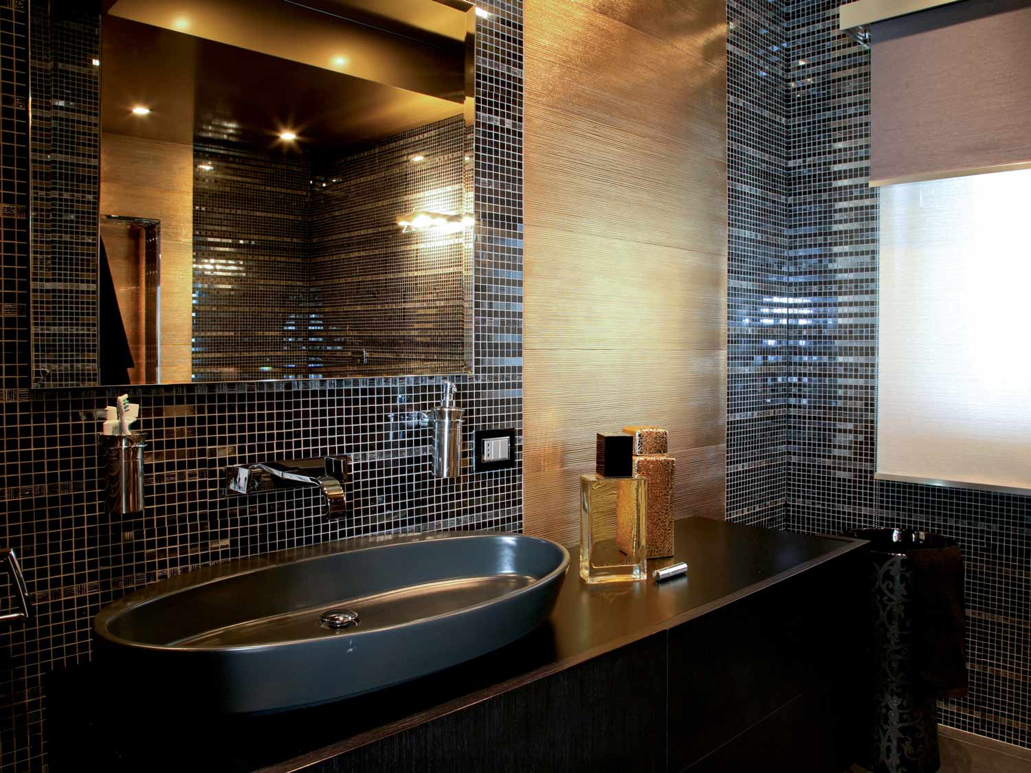 glossy tile ideas for small bathrooms