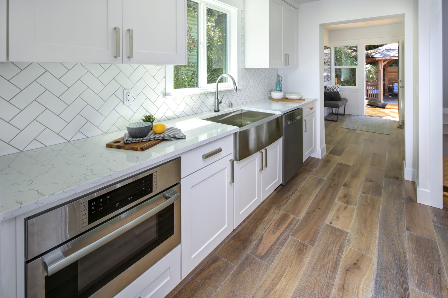 beveled-white-tiles-kitchen-backsplash-designs