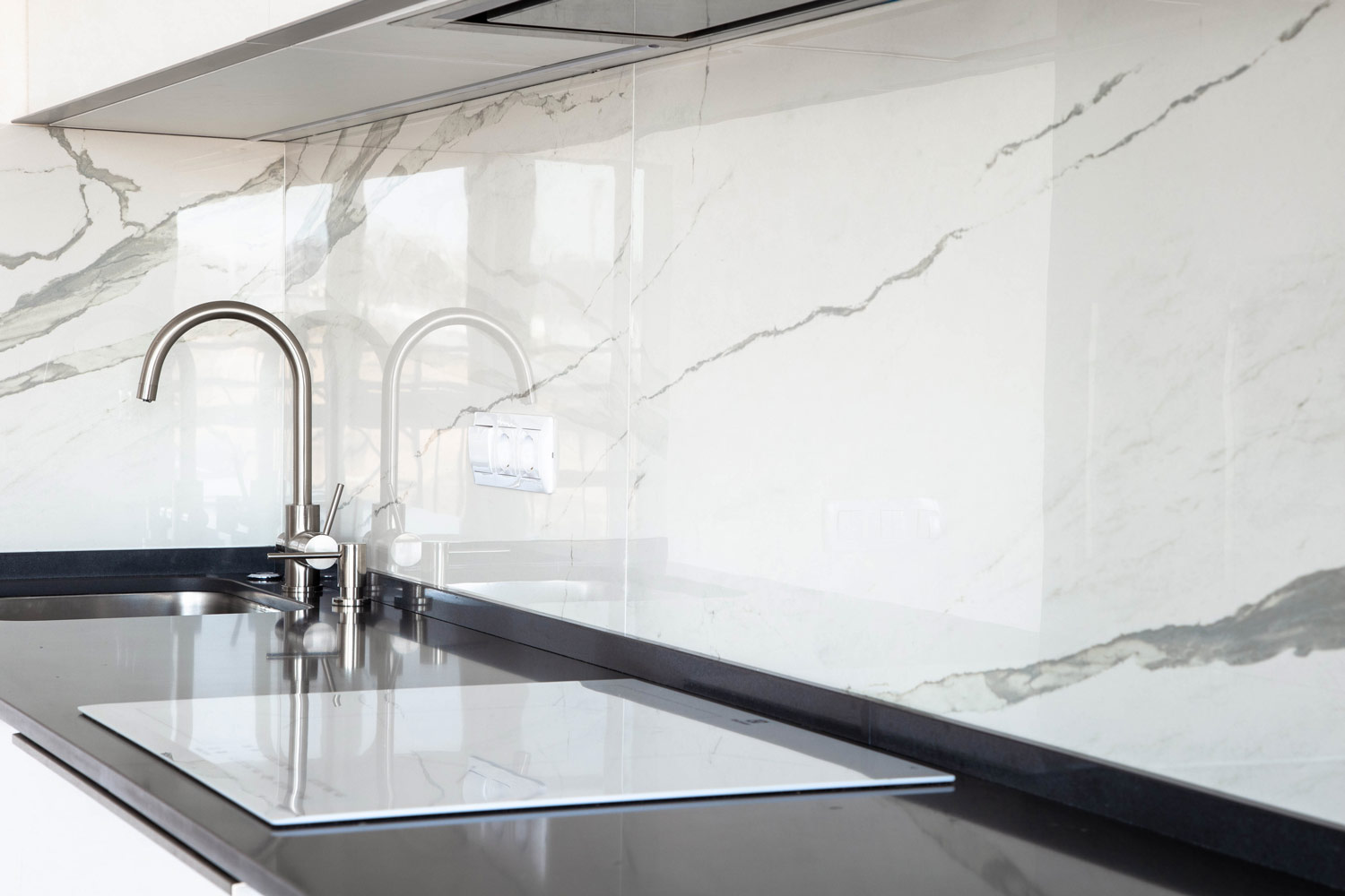 white-marble-kitchen-backsplash-designs